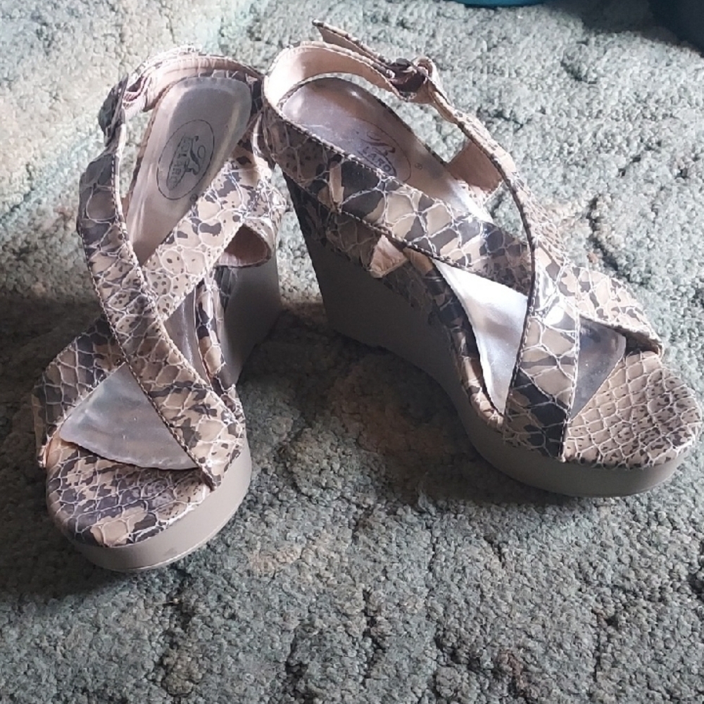 Stylish Tan and Cream Wedge Sandals with Strappy Design